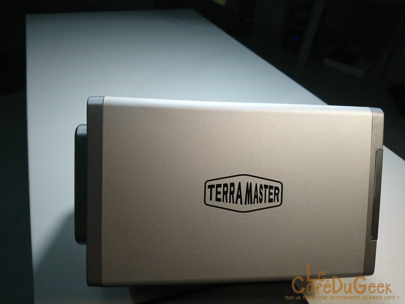 TerraMaster DSC 0093 scaled [TEST] TerraMaster F2-220 | Le NAS abordable perfectible disque dur