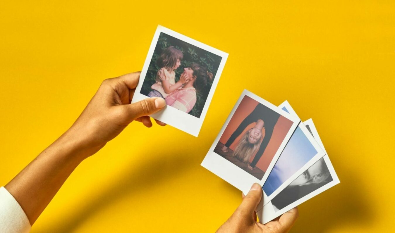 Polaroid photos fond jaune