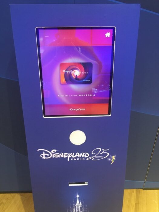 hologramme guillaume ghrenassia orange opéra disneyland paris 5 On a dansé avec l’hologramme de Mickey à la boutique Orange Opéra Disneyland