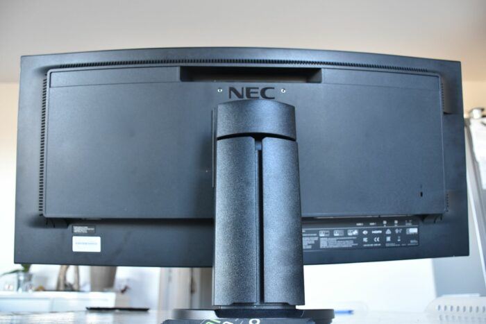 NEC DSC 06401 700x467 Test – NEC EX341R : l’écran incurvé caché aux gamers gamers