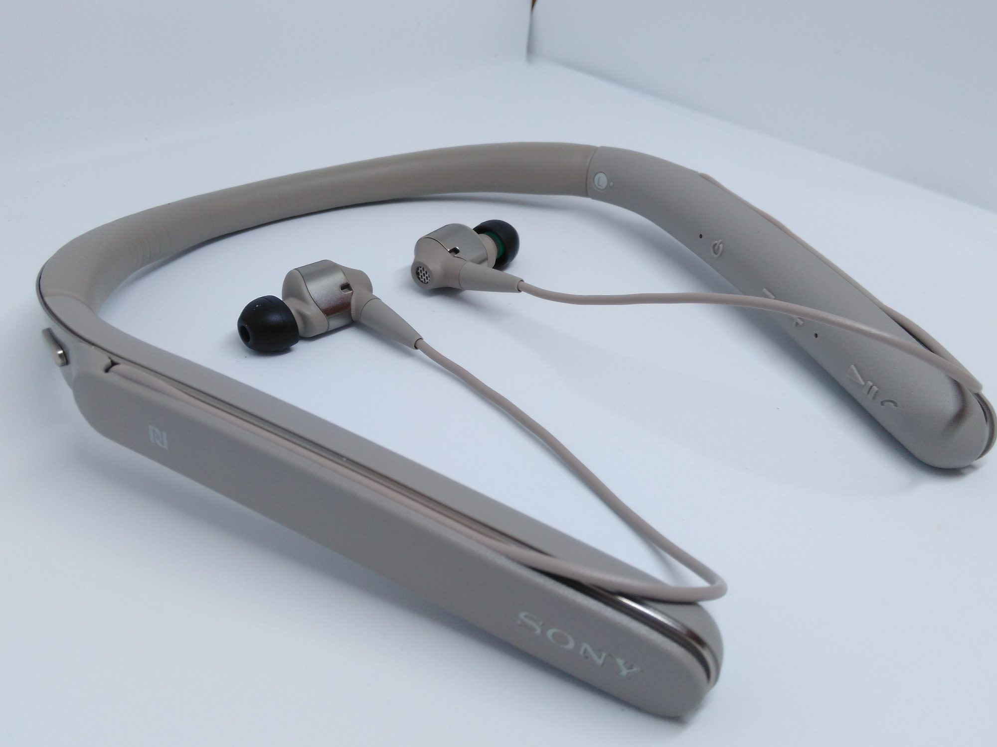 Sony WI-1000X-Le casque vue de coté