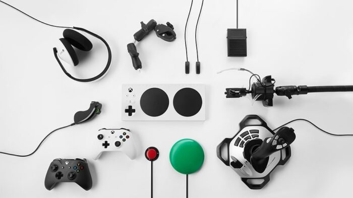 La manette adaptative entourée de périphériques