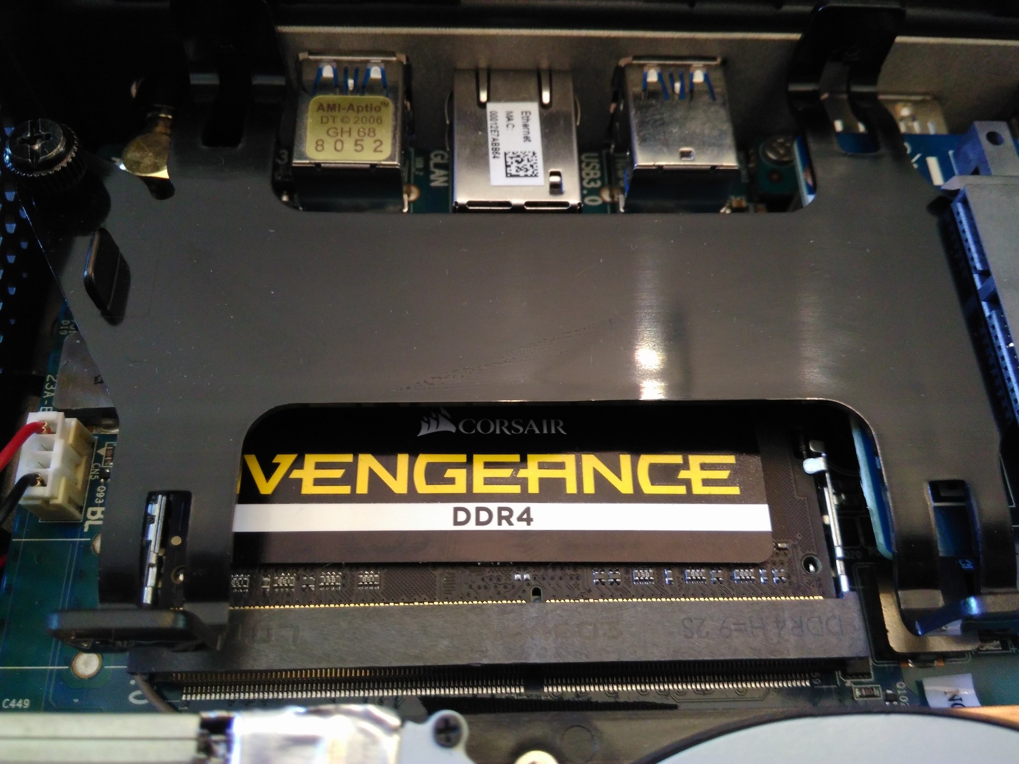 Zbox MI533-La Corsair Vengeance DDR4