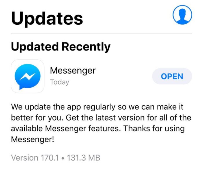 Vous l’avez sans doute remarqué, l’application Messenger de Facebook subit de nombreux crashs ces jours-ci. Non, ce n’est pas votre smartphone ou la beta iOS12 (oui j’ai fait le curieux) qui plante, mais bien l’application elle-même. En effet, à la suite de la mise à jour version 170.0, l’application de messagerie en ligne de Facebook a la fâcheuse tendance de planter. Alors que les updates sont censées améliorer la stabilité et réduire les bugs cette dernière fait tout l’inverse. Heureusement, Facebook s’en est rendu compte relativement vite (bien qu’il semble évident que l’erreur aurait dû être remarquée avant la mise en ligne de cette màj) et propose ainsi un correctif pour les utilisateurs d’Apple. Pour la retrouvé, il suffit de vous rendre dans l’AppStore et vérifier au préalable qu’il s’agisse bien de la version 170.1. Pour les utilisateurs Android, un correctif ne devrait pas tarder. D’ici là, n’hésitez pas à aller regarder régulièrement si une nouvelle version n’est pas apparue. Evitez donc d’effectuer cette mise à jour si vous utiliser Android, et rendez-vous sur l’AppStore pour les utilisateurs d’Apple pour regagner en stabilité. 