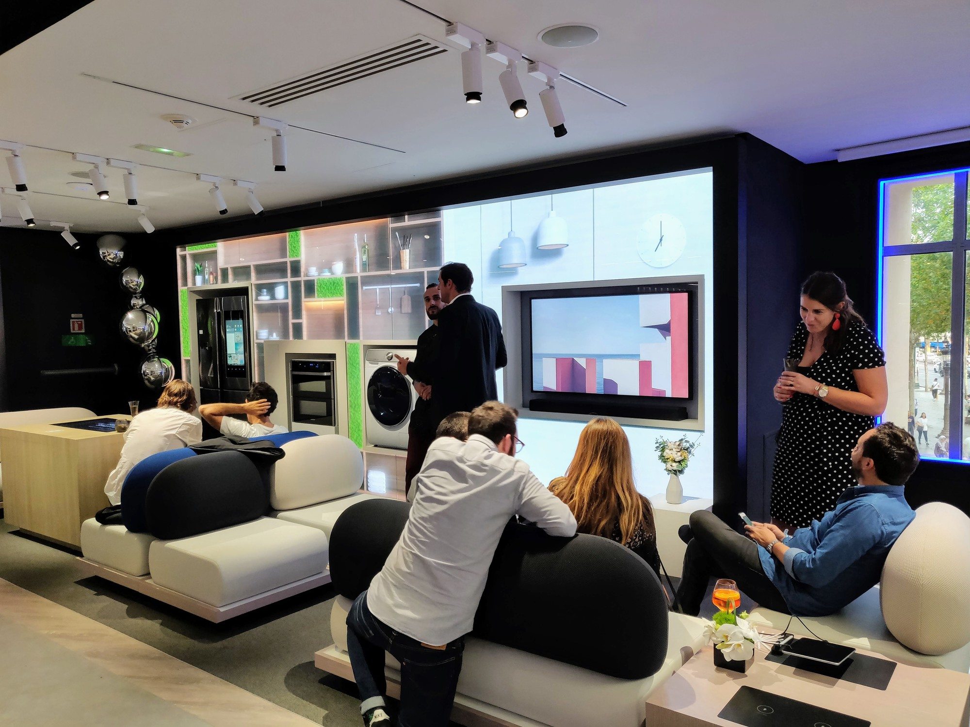 Samsung IMG 20180705 211500 Samsung installe son Showroom sur les Champs-Elysées boutique