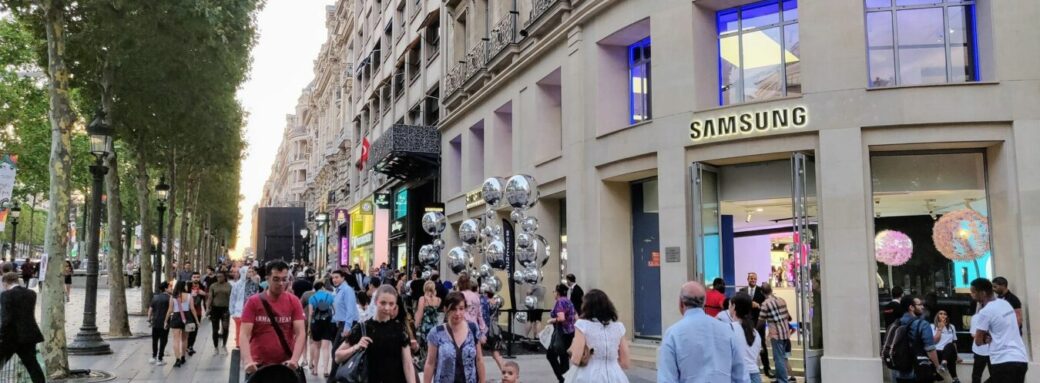 Samsung IMG 20180705 215225 scaled Samsung installe son Showroom sur les Champs-Elysées boutique