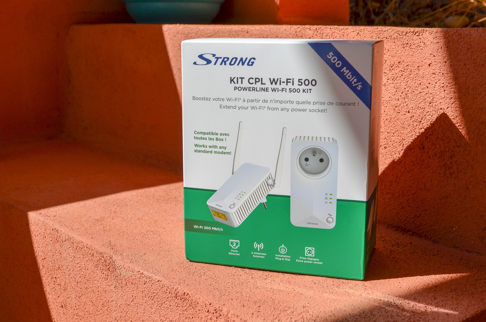 Blanc Débit jusquà 300 Mbit/s 1 powerline avec prise gigogne Pack de 2 adaptateurs: 1 powerline Wi-Fi STRONG Kit CPL Wi-Fi 500