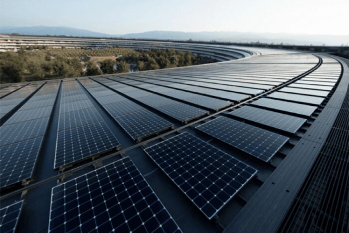 Apple Appleu2019s new headquarters in Cupertino is powered by 100 percent renewable energy in part from a 17 megawatt onsite rooftop solar installation 750 500 s 700x467 1 DOSSIER Apple : Vers un changement de mentalité ? Apple