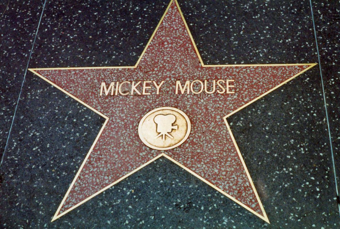 Beats mickey mouse star on hollywood blvd 1360758417 org 1184x796 Beats fête les 90 ans de Mickey avec un Solo3 spécial Disney Beats