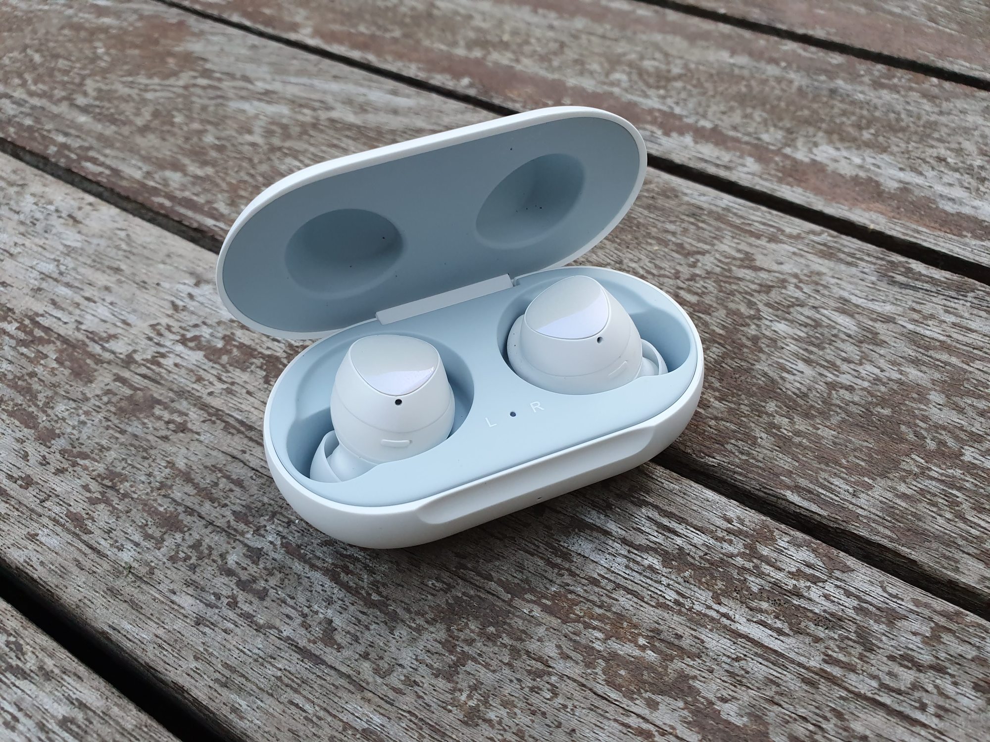 20190326 184715 1 - Test – Samsung Galaxy Buds : Des écouteurs confortables en difficulté sur l’audio - Le Café du Geek - LCDG Buds 20190326 184715 1 Test – Samsung Galaxy Buds : Des écouteurs confortables en difficulté sur l’audio écouteurs sans fil