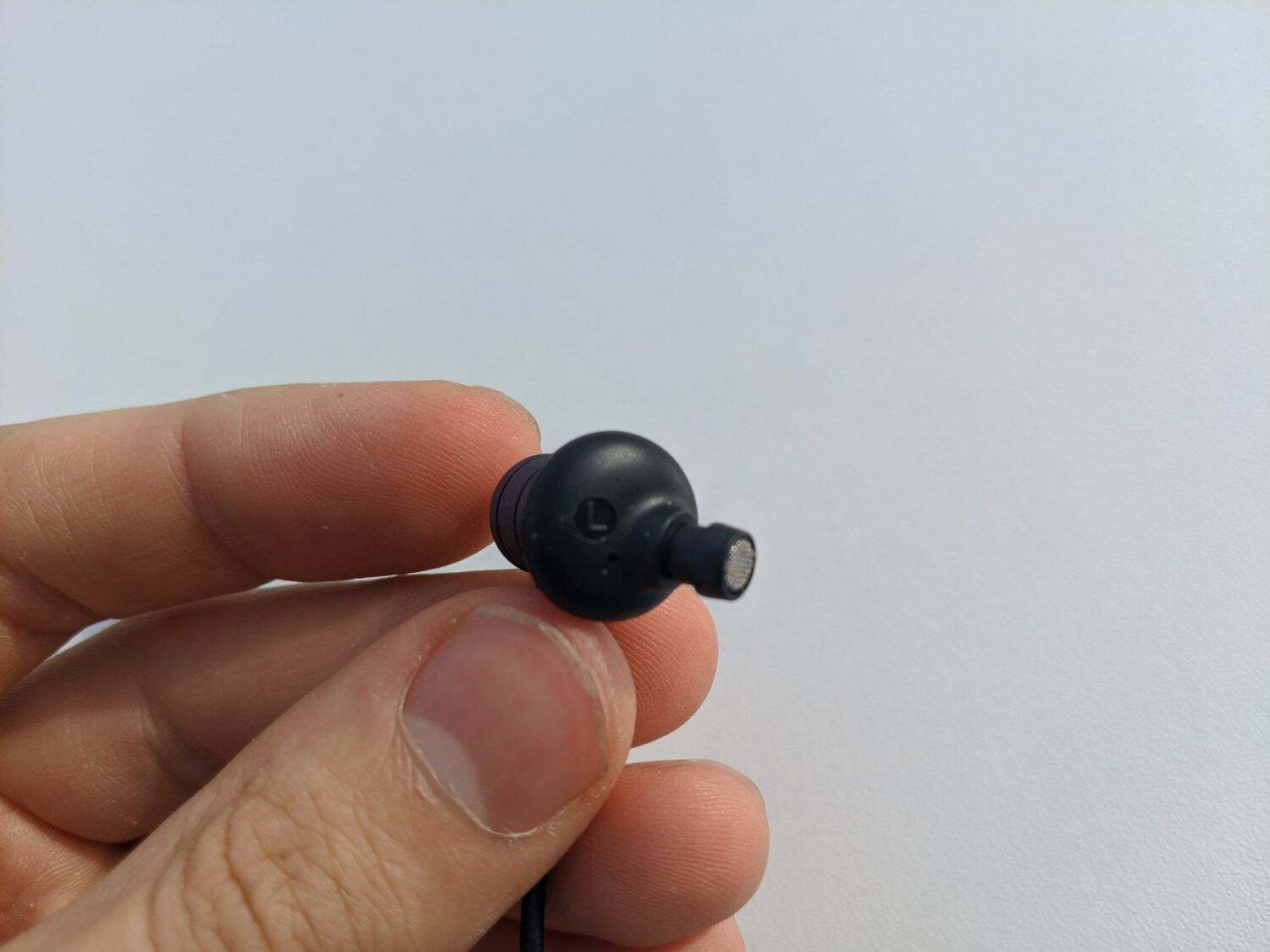 1More Piston Fit Bluetooth vue zoomé sur la grille d'un écouteur