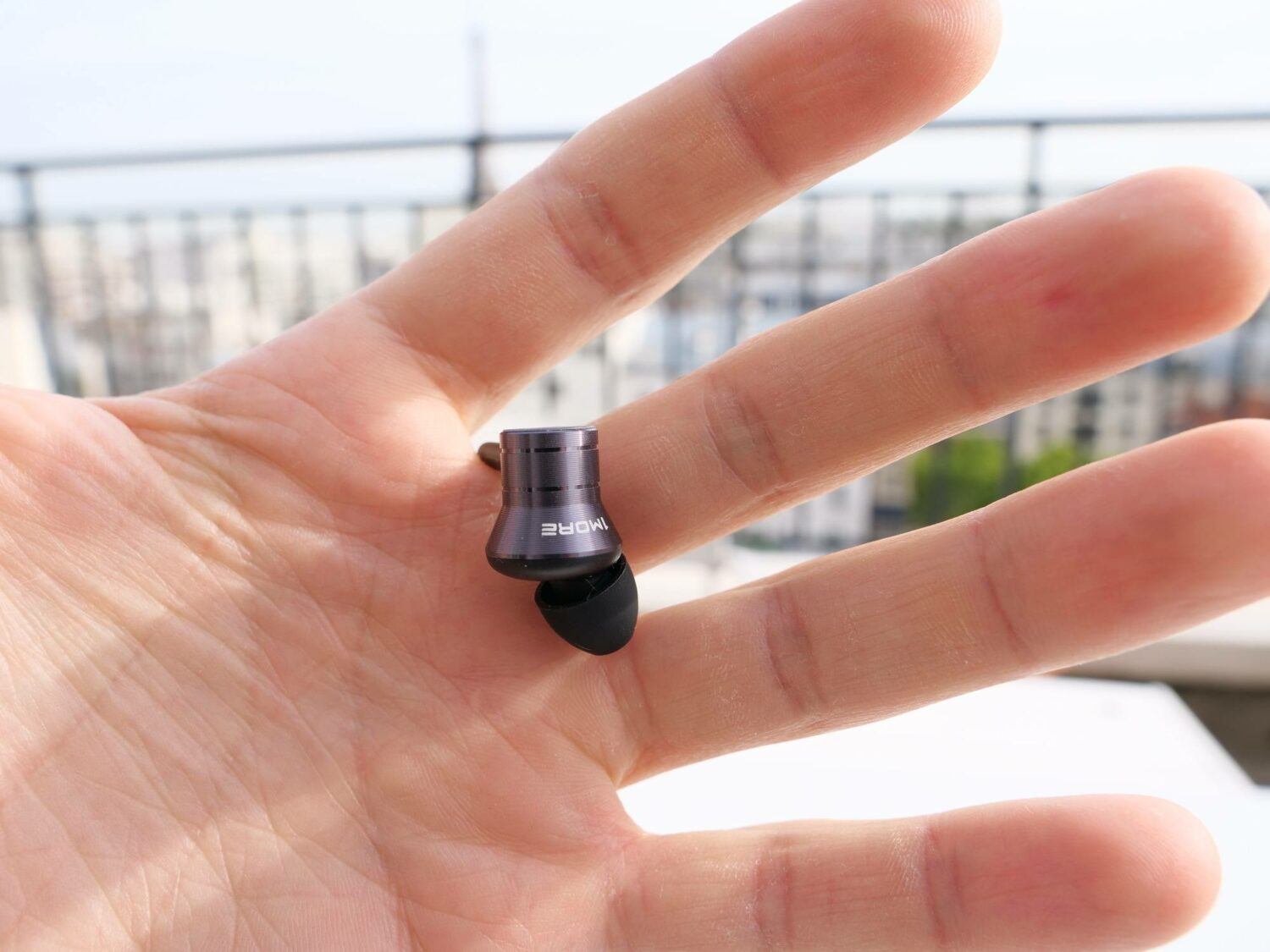 1More Piston Fit Bluetooth dans une main