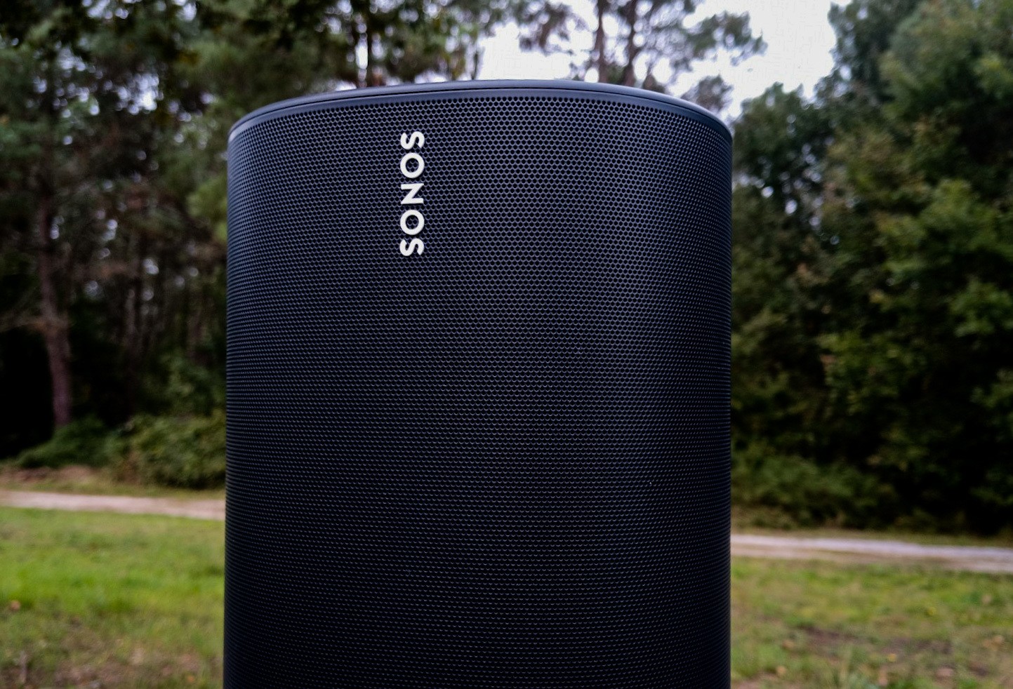 l'enceinte Sonos permet une utilisation autant en intérieur qu'en extérieur.