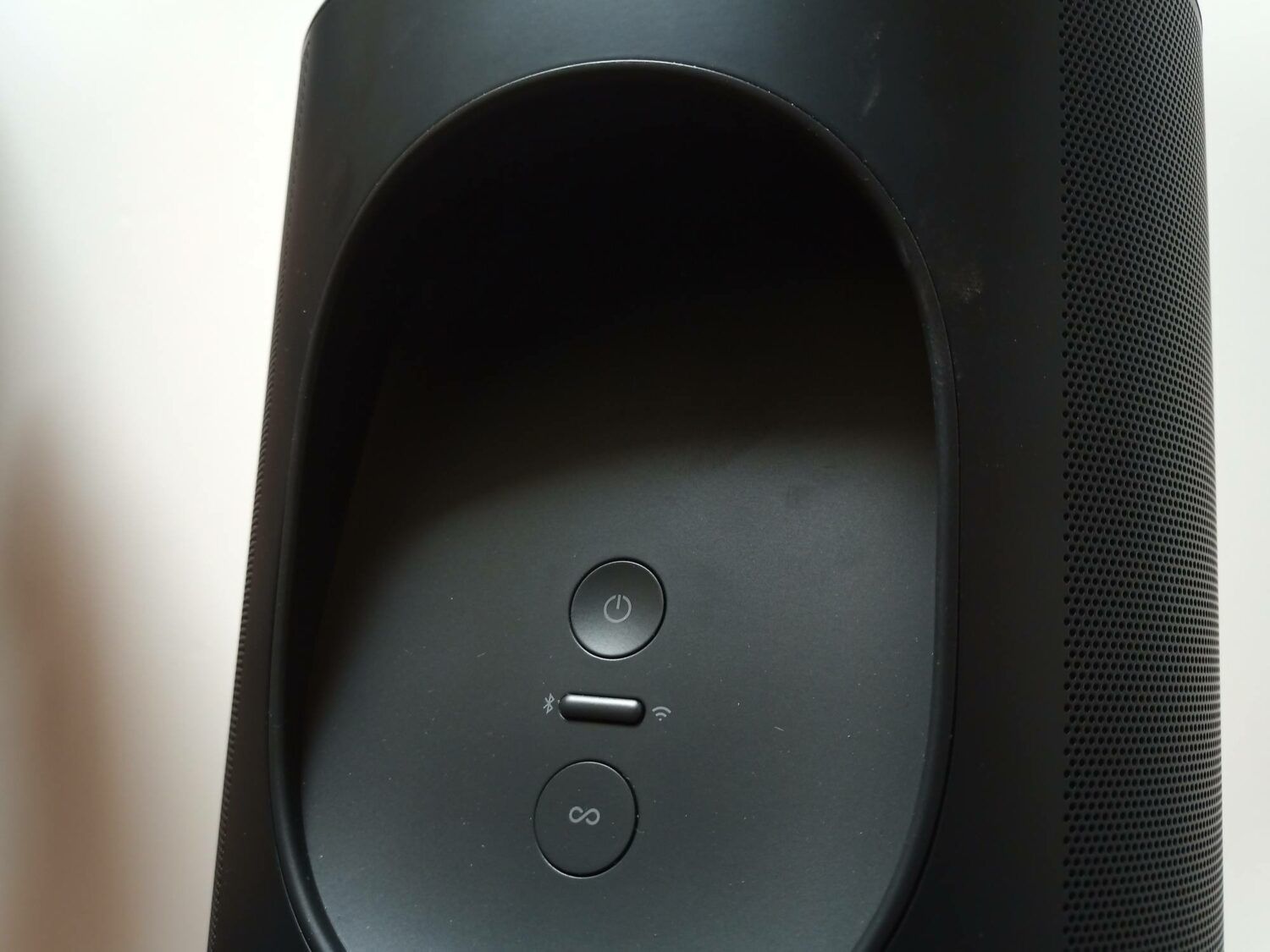 nous trouvons sur l'arrière de la Sonos Move les boutons de commande de mise en marche, de controle du wifi/Bluetooth ainsi que celui d'association.