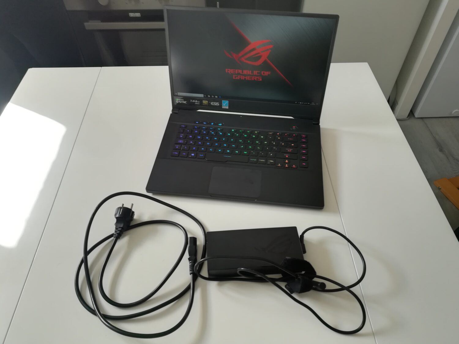 ASUS ROG Zephyrus S GX502GW - Vue d'ensemble ordinateur/accessoires