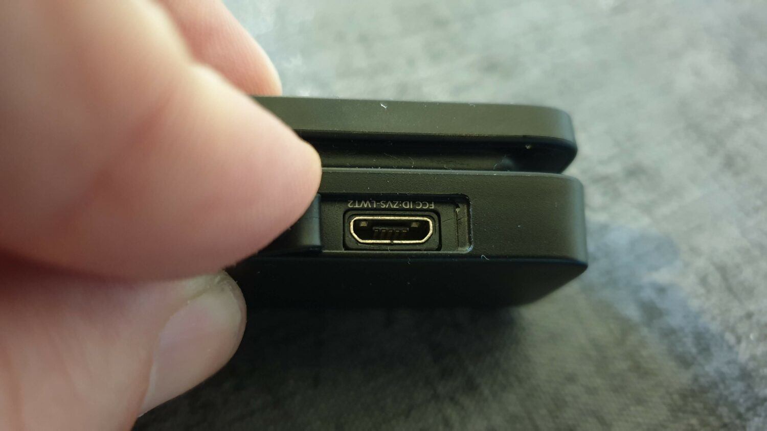 Le connecteur micro USB du Bike Tracker