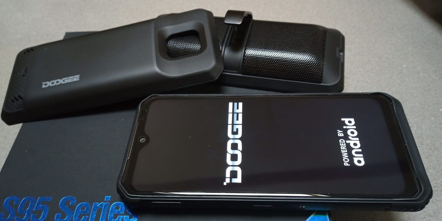 le Doogee S95 Pro est équipé de deux modules additionnels. Une enceinte et une batterie secondaire.