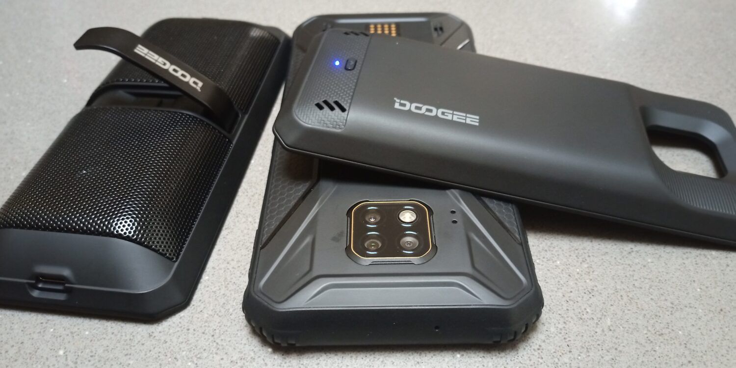 le pack Doogee S95 Pro est composé du téléphone et de ses deux modules additionnels.