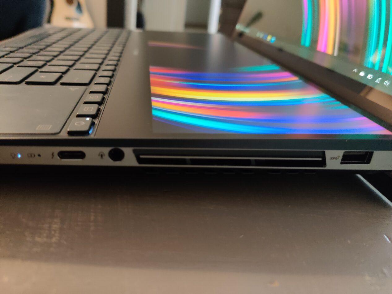 ASUS-ZenBook-Pro-Duo-vue-coté-droit