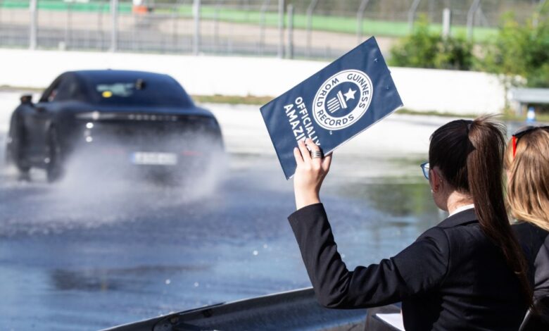 La Porsche Taycan bat le record de drift dans le Guinness Book Guinness Book