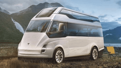 Tesla : un van électrique avec des panneaux solaires sur le toit