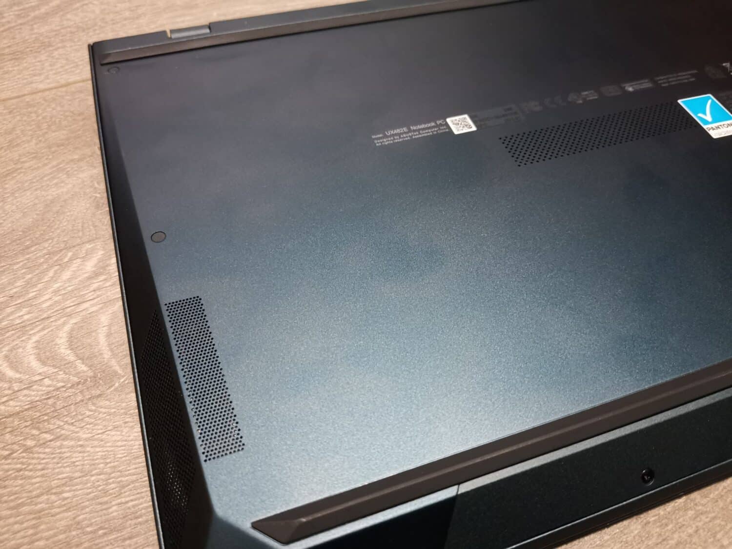 Asus ZenBook Duo 14 face arrière