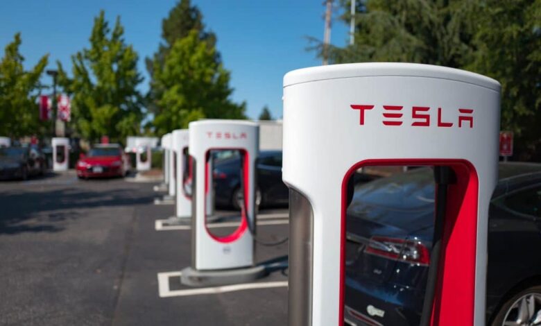 Tesla-etend-son-reseau-de-superchargeurs