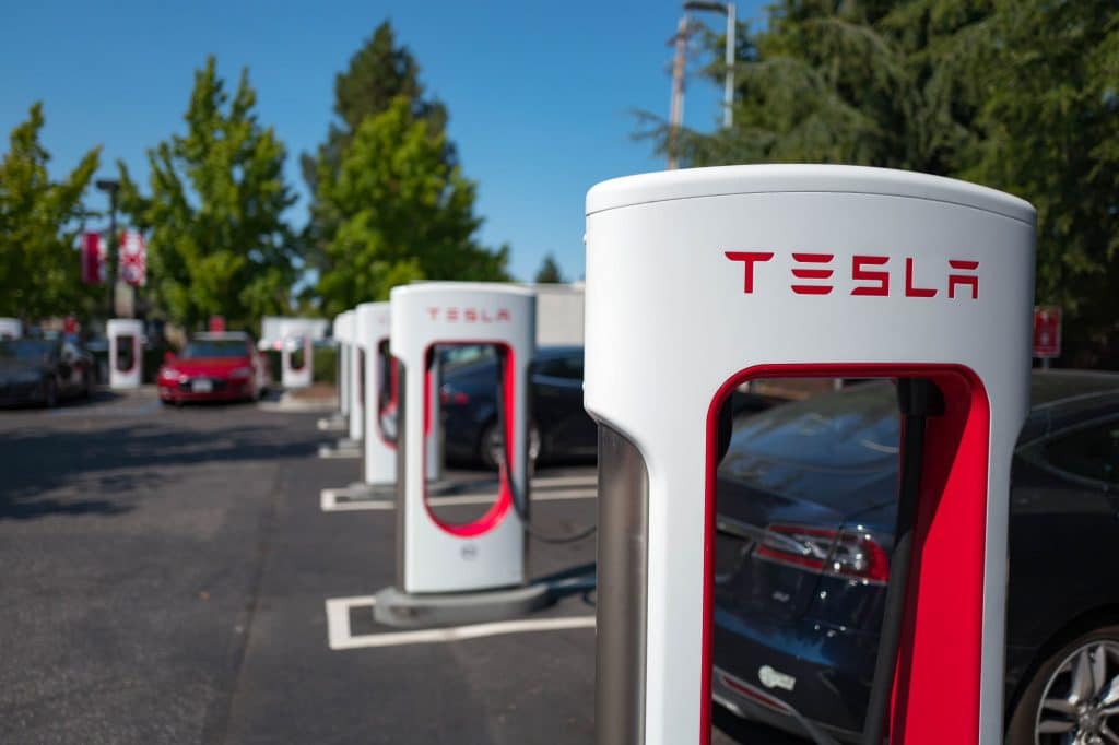 Tesla-etend-son-reseau-de-superchargeurs