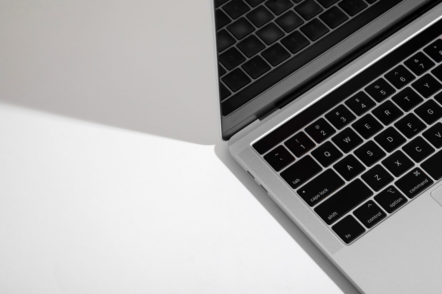macbook pro 2022 modele entree gamme sans touch bar ecran mini-led
