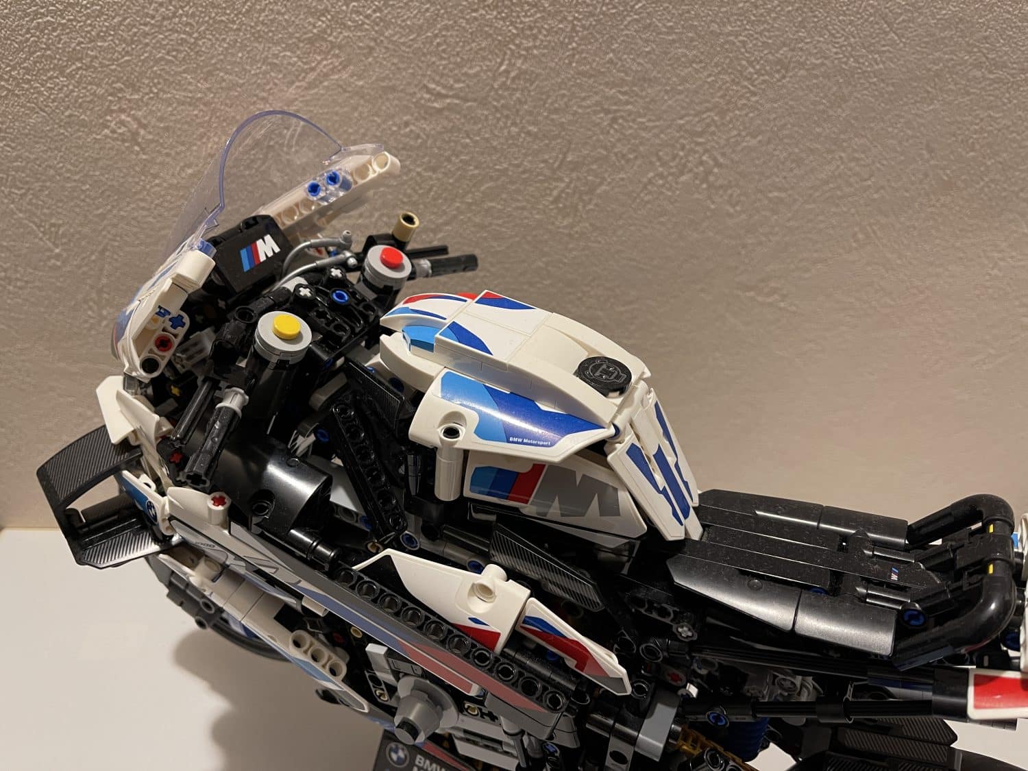 Lego-Technic-BMW-M1000RR-dessus