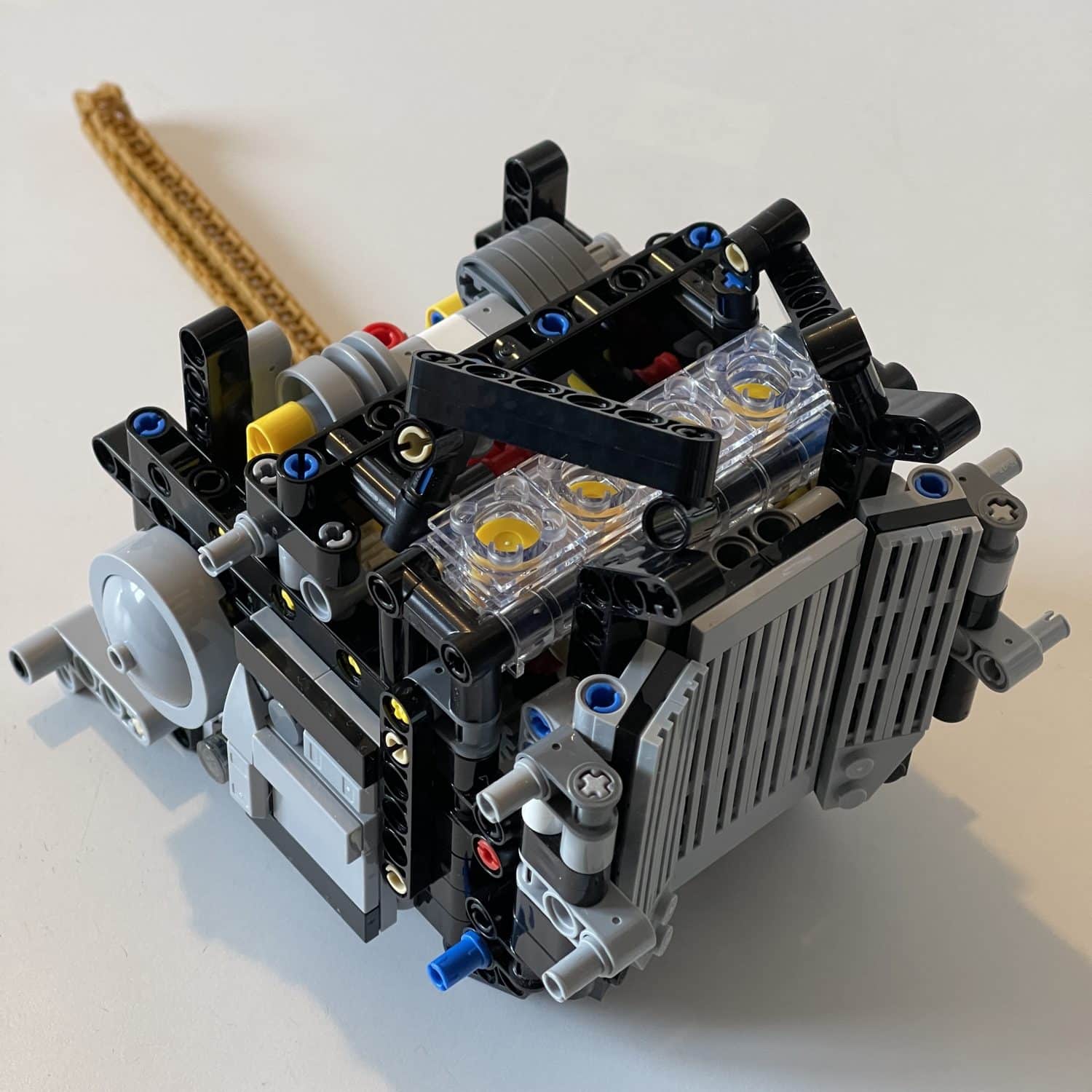 Lego-Technic-BMW-M1000RR-moteur