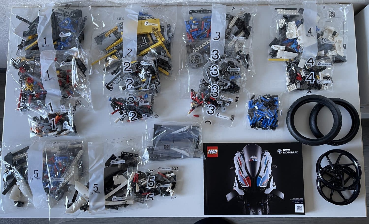Lego-Technic-BMW-M1000RR-pieces
