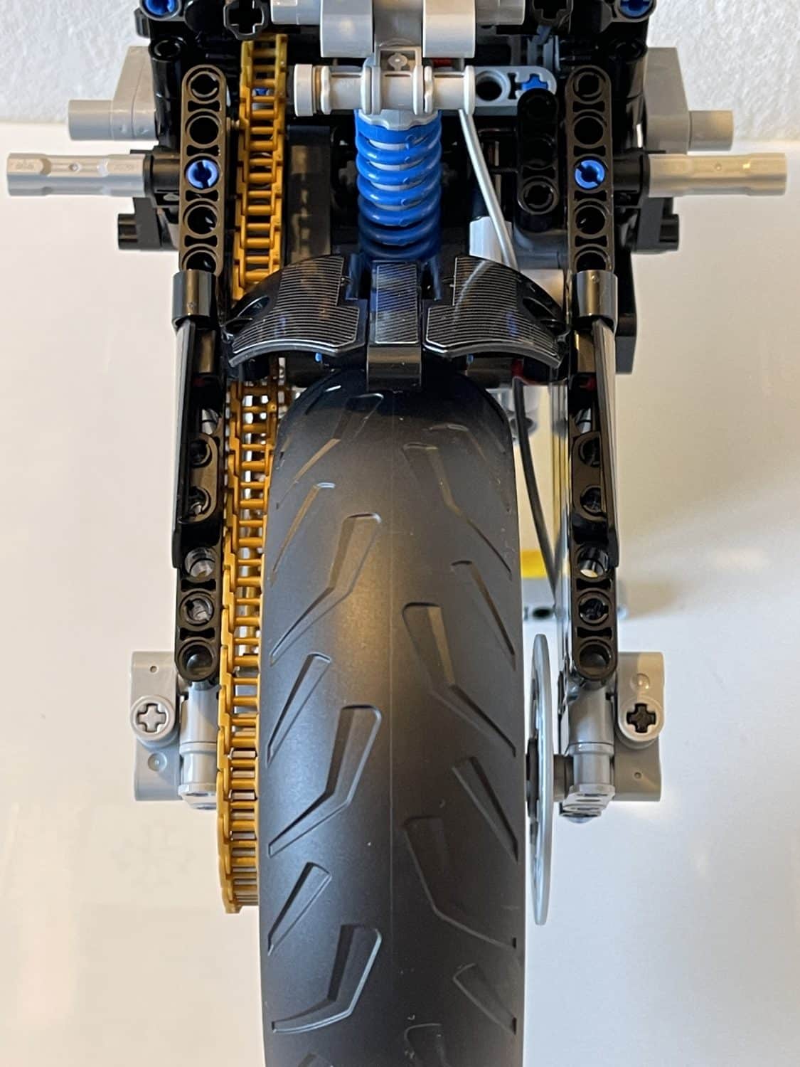 Lego-Technic-BMW-M1000RR-suspension