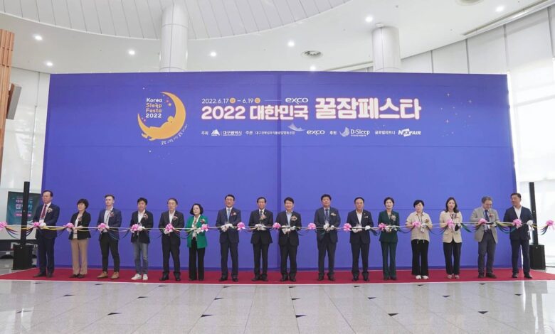 Daegu-Mayor-Young-jin-Kwon-Daegu-City-Council-Chairman-Sang-soo-Jang-EXCO-CEO-Jang-eun-Seo-and-Le-Cafe-du-geek-LEO-THEVENET-cutting-the-ribbon-at-the-opening-ceremony-2022-Korea-Sleep-Festa-EXCO