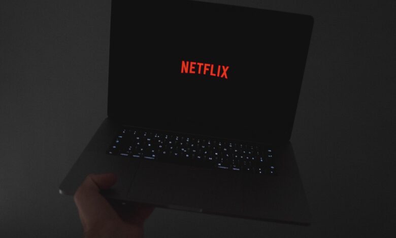 Netflix liste series films quittant service streaming février 2023