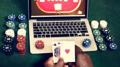 Concept de casino en ligne - cartes et jetons