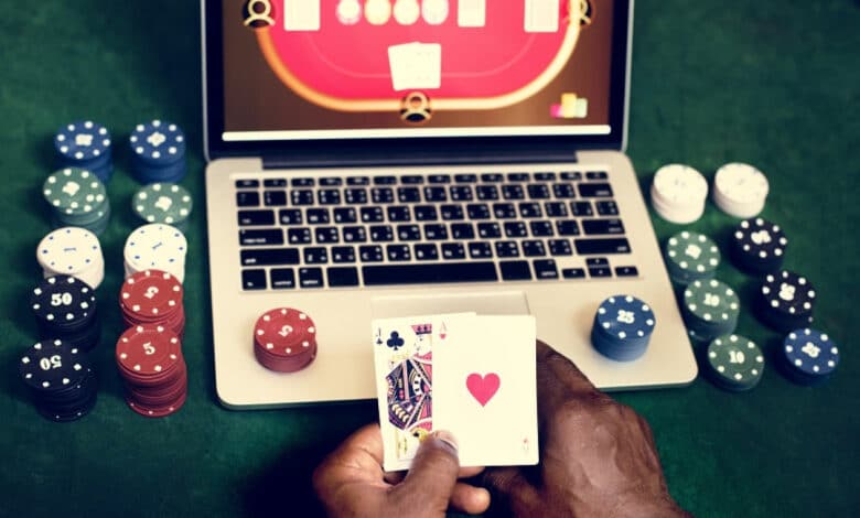 Concept de casino en ligne - cartes et jetons