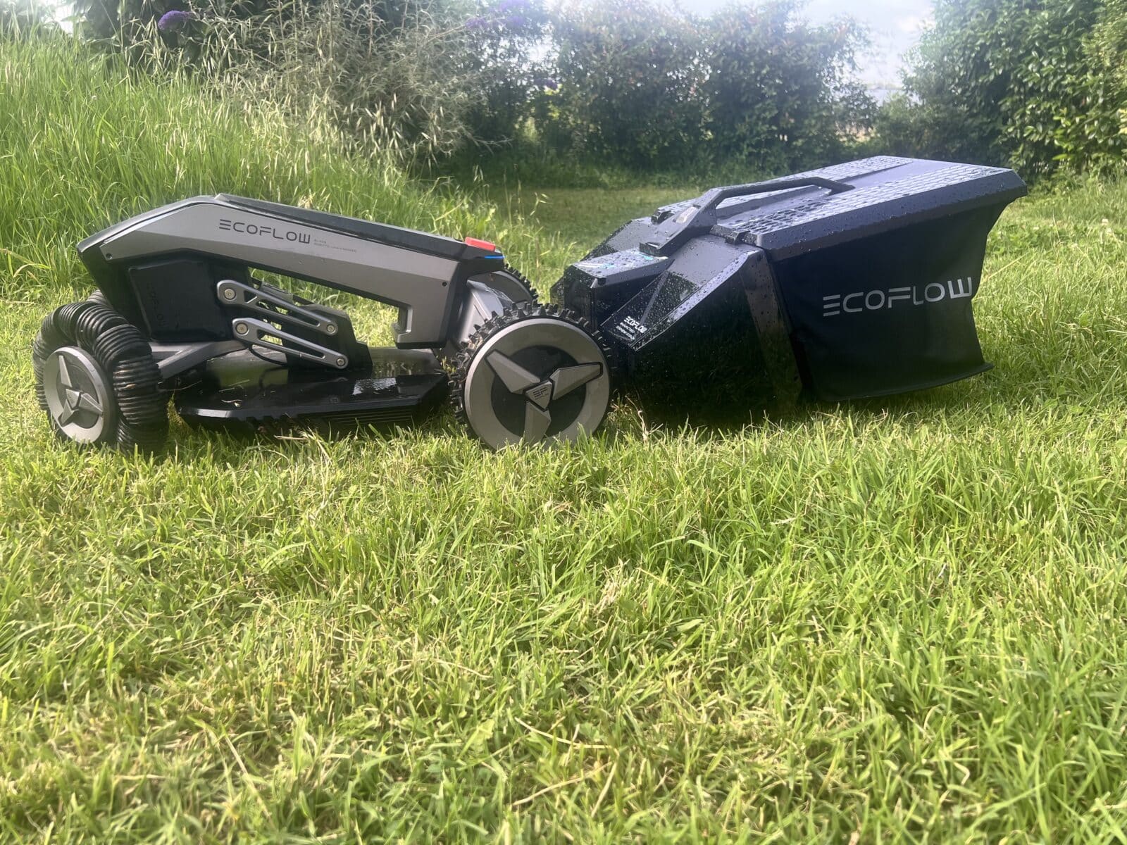 Le kit de balayage de pelouse d'EcoFlow BLADE montré en action, nettoyant une pelouse après la tonte