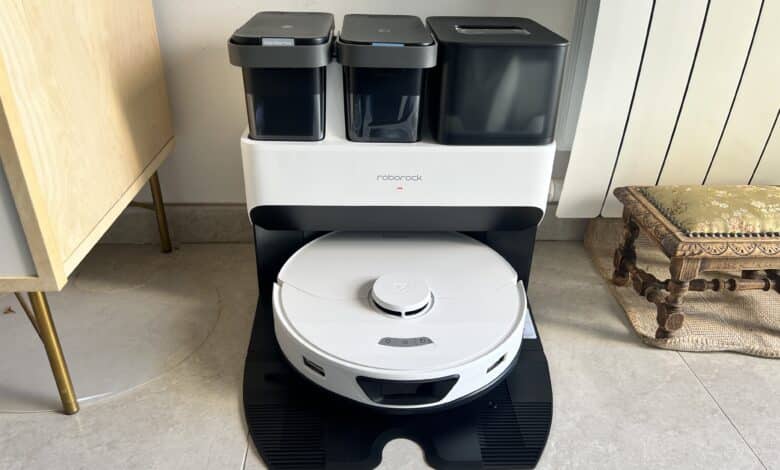 Roborock S7 Pro Ultra en charge sur sa station de lavage : un aspirateur robot haut de gamme combinant design moderne et performance pour un nettoyage optimal de la maison.
