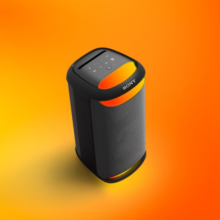 Enceinte compacte avec design moderne, commandes intuitives et grille de haut-parleur élégante.