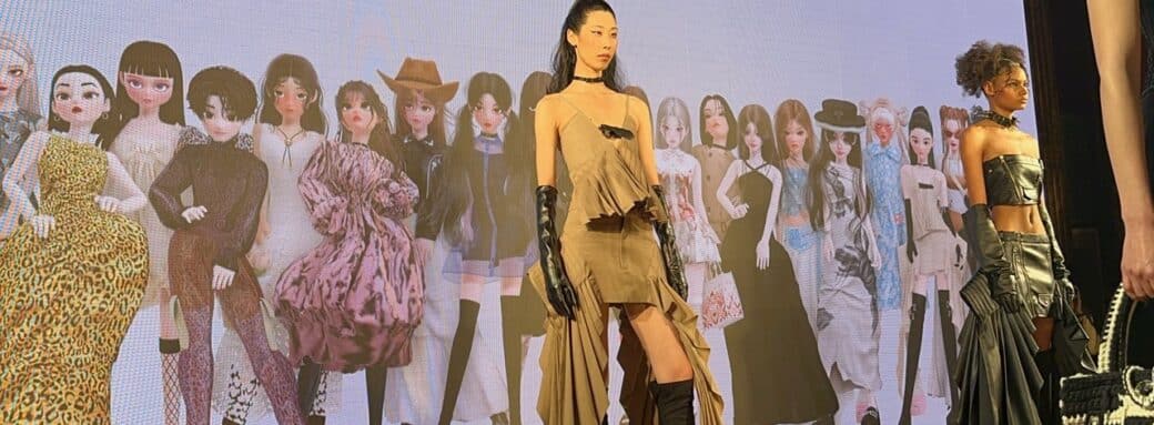 MODE at PARIS de KOCCA - Au défilé de la K-Fashion, l'avatar de Geppetto et le mannequin réel apparaissent côte à côte