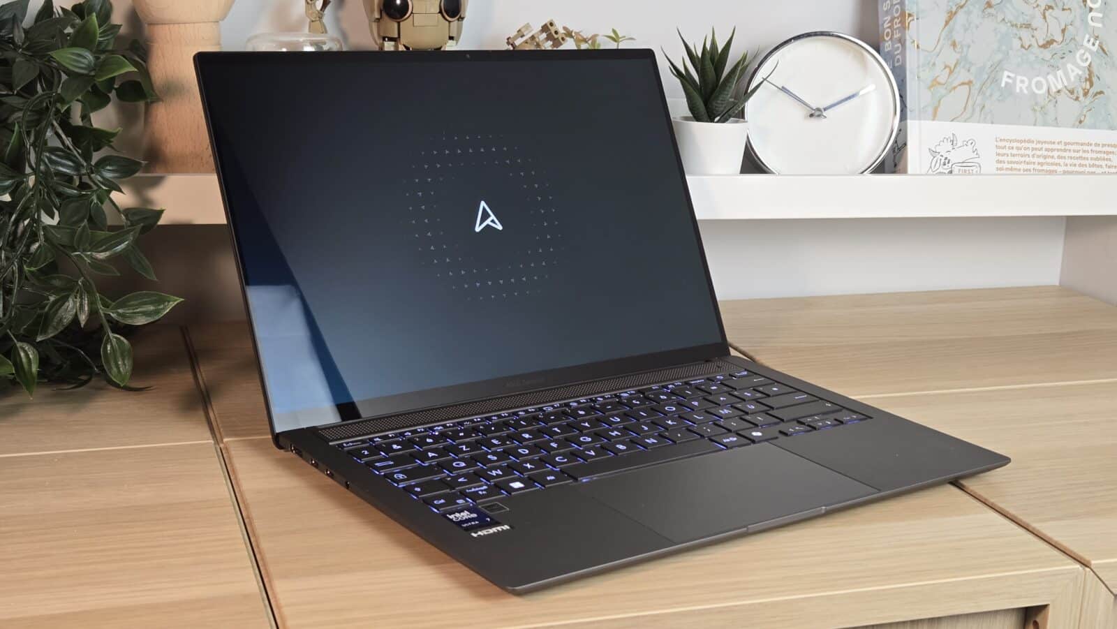 Asus Zenbook S14 - Ecran logo