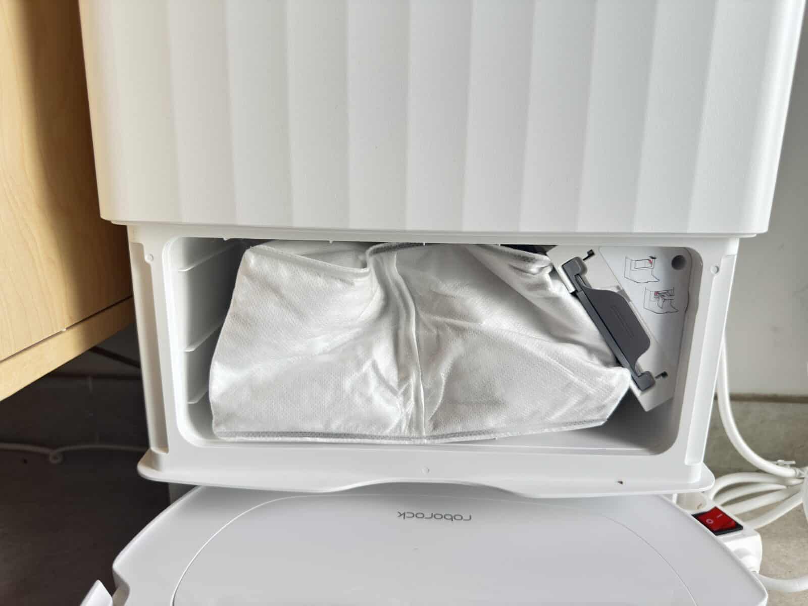 Mise en place du sac à poussière dans la base