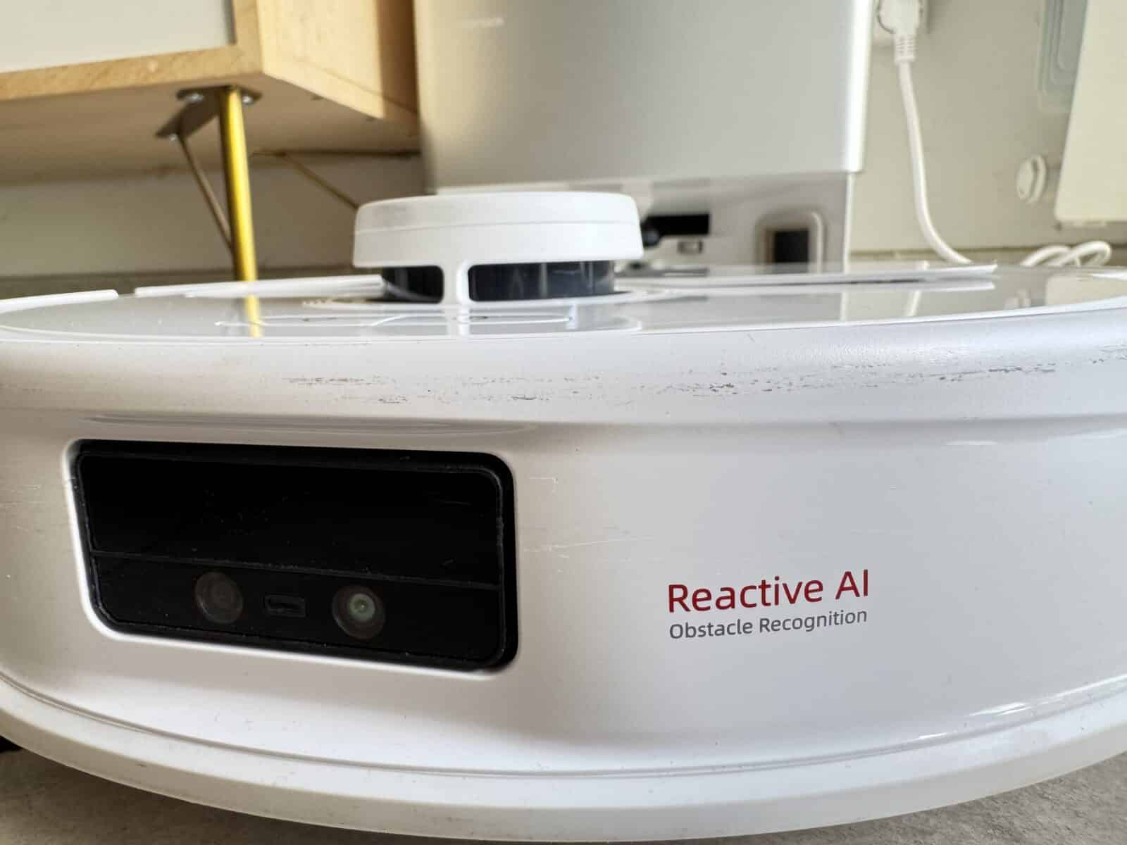Vue de face du Roborock Q Revo Master avec sa caméra