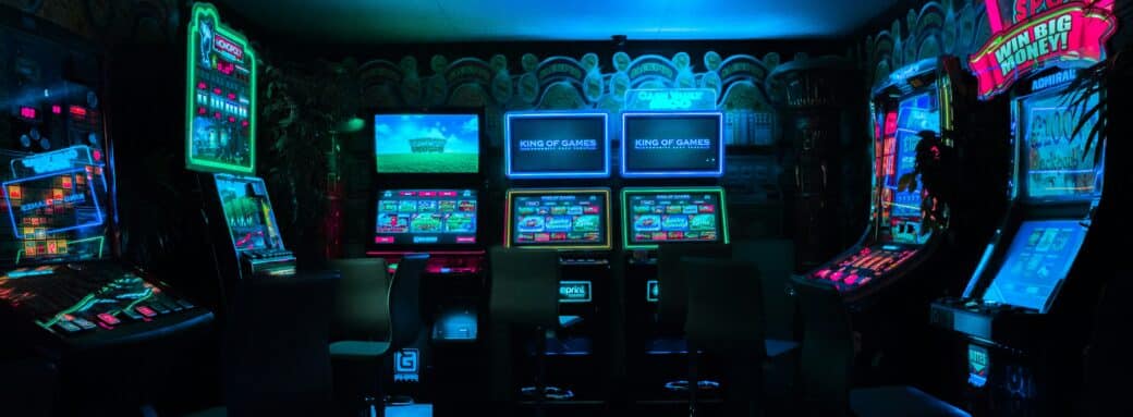 Salle de jeux avec machines d'arcade