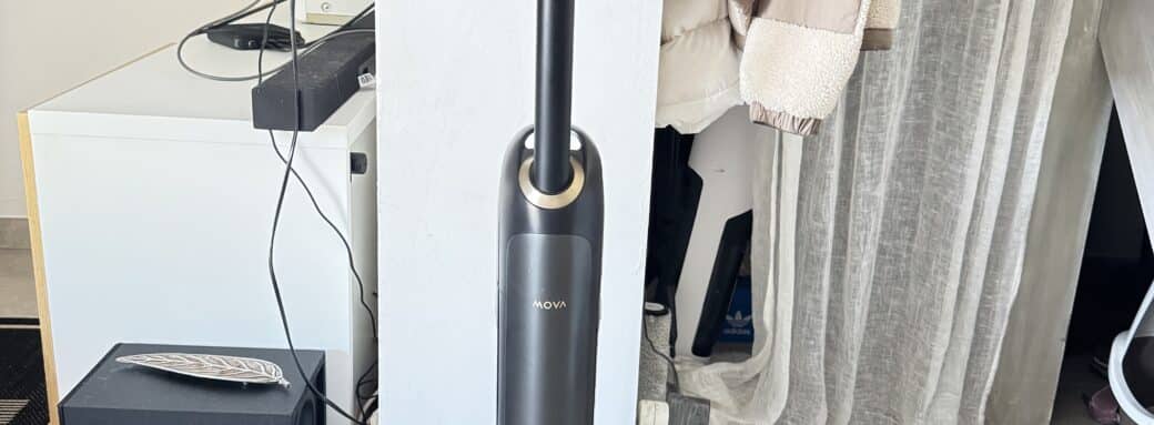 Aspirateur laveur MOVA M10 entier avec sa station d’accueil.