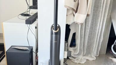 Aspirateur laveur MOVA M10 entier avec sa station d’accueil.