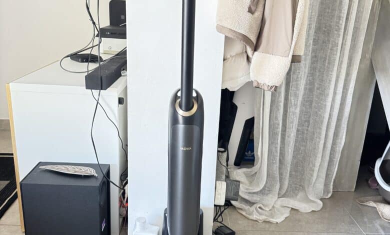 Aspirateur laveur MOVA M10 entier avec sa station d’accueil.