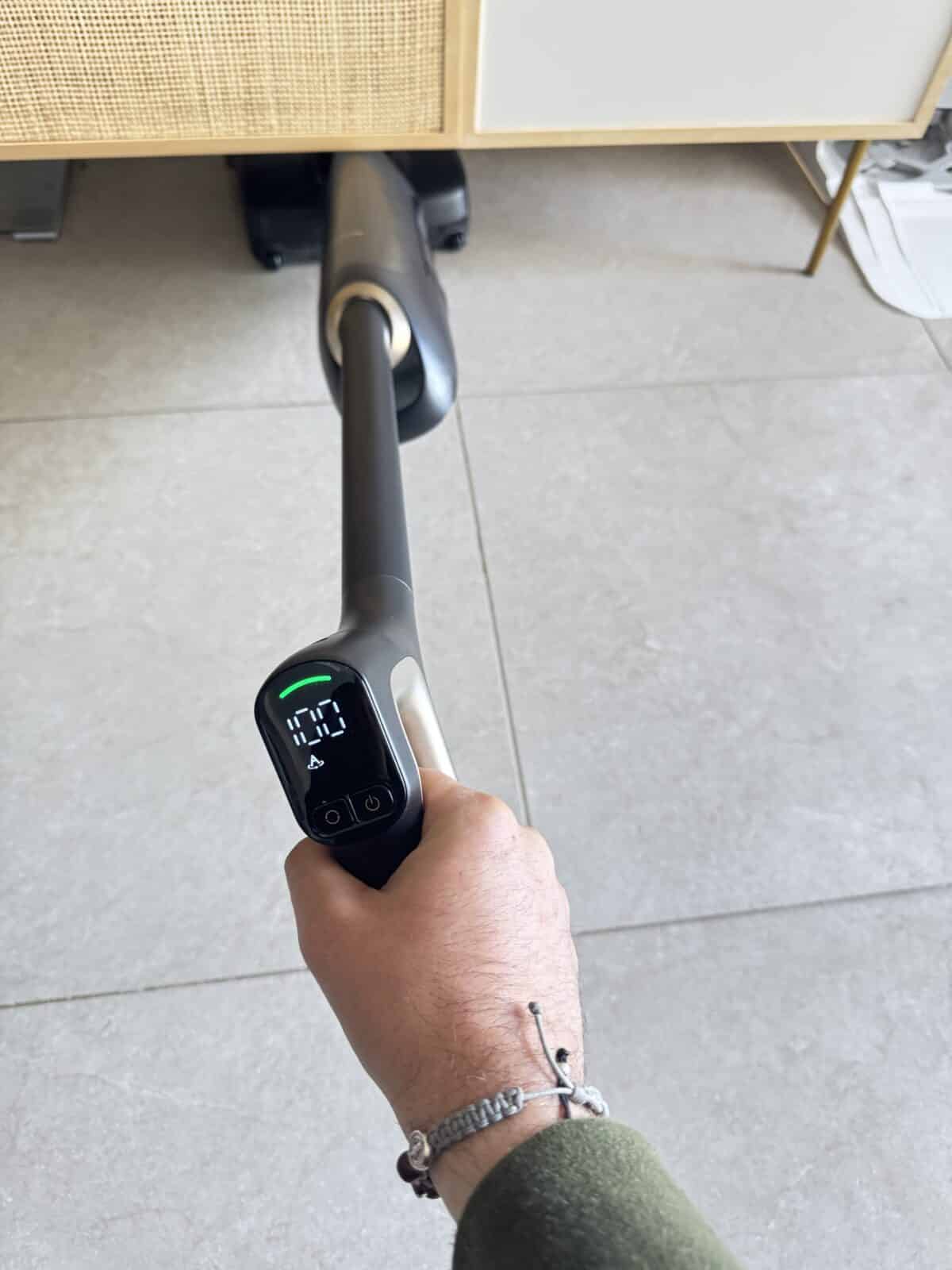 MOVA M10 passant sous un meuble grâce à sa tête flexible.