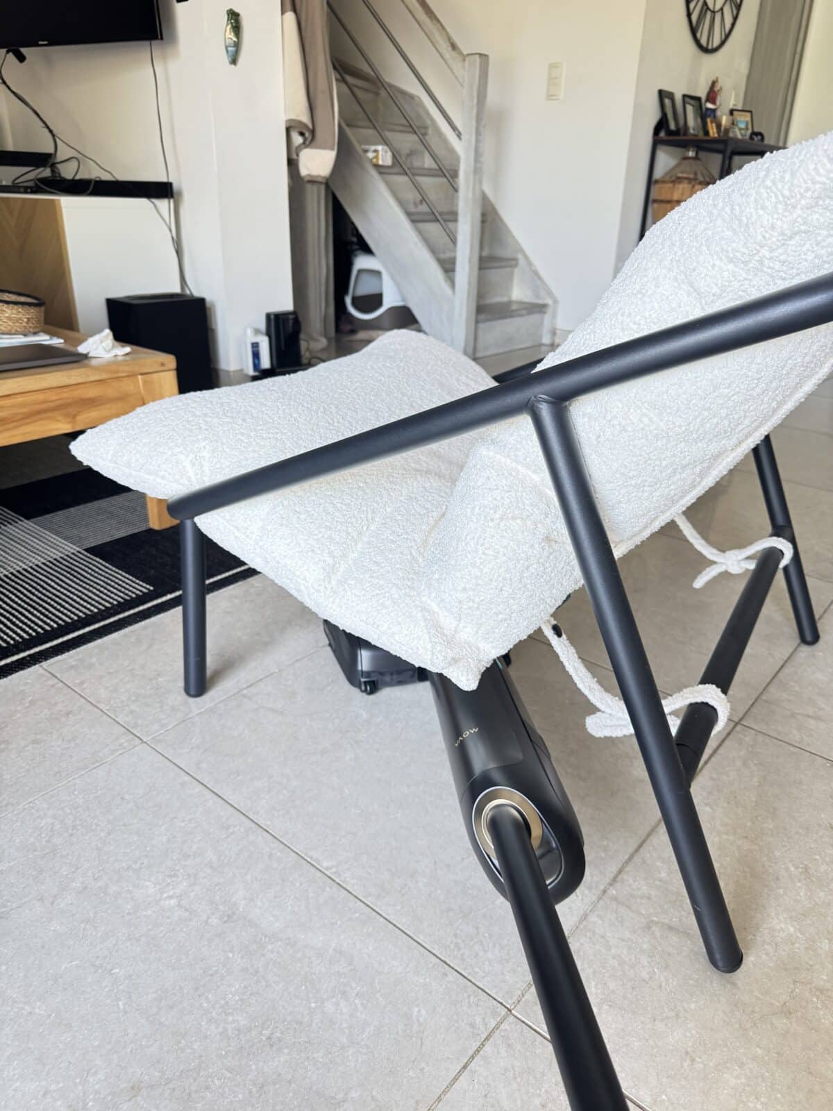 MOVA M10 passant sous un meuble grâce à sa tête flexible.
